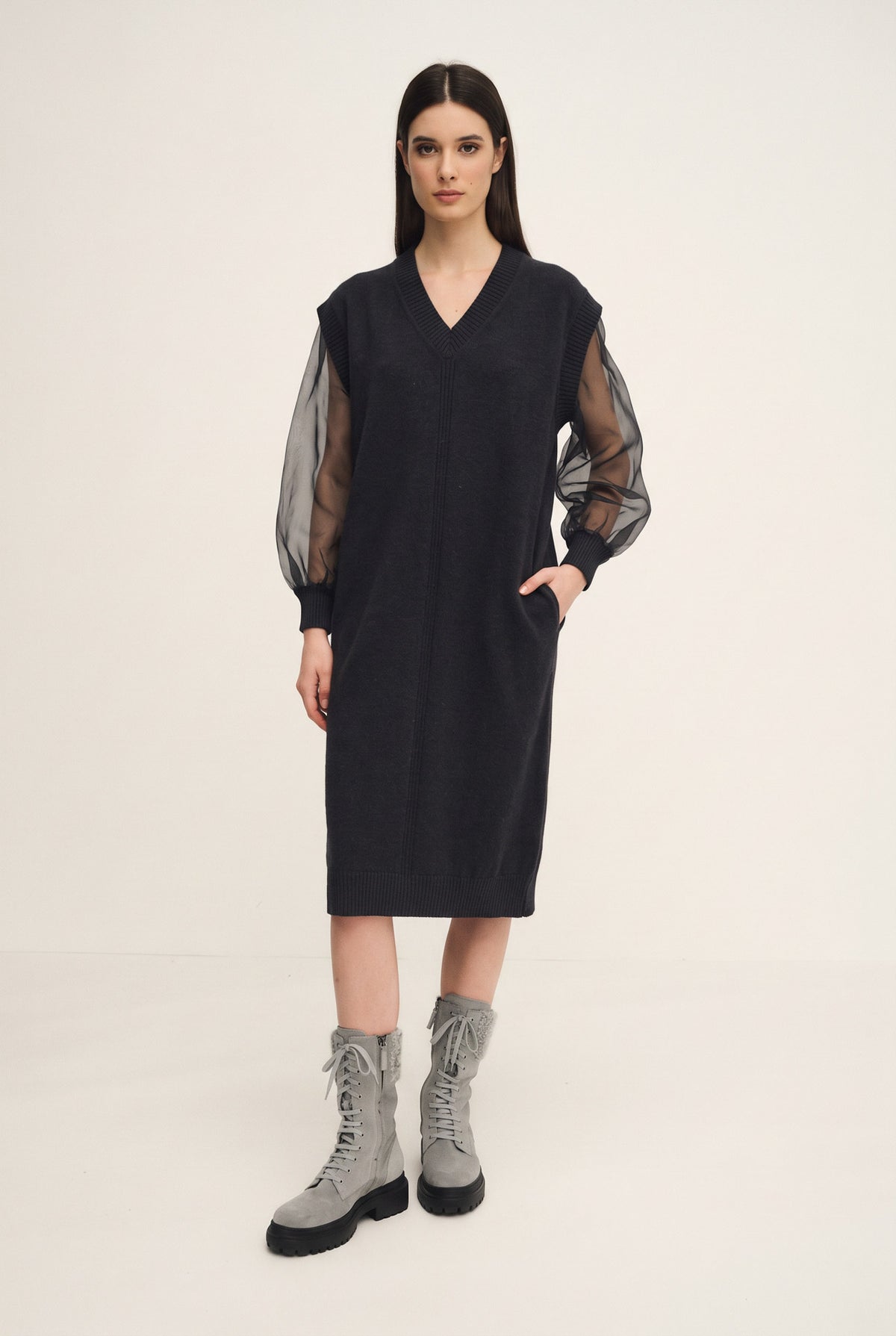 Abito in maglia con maniche in organza di seta