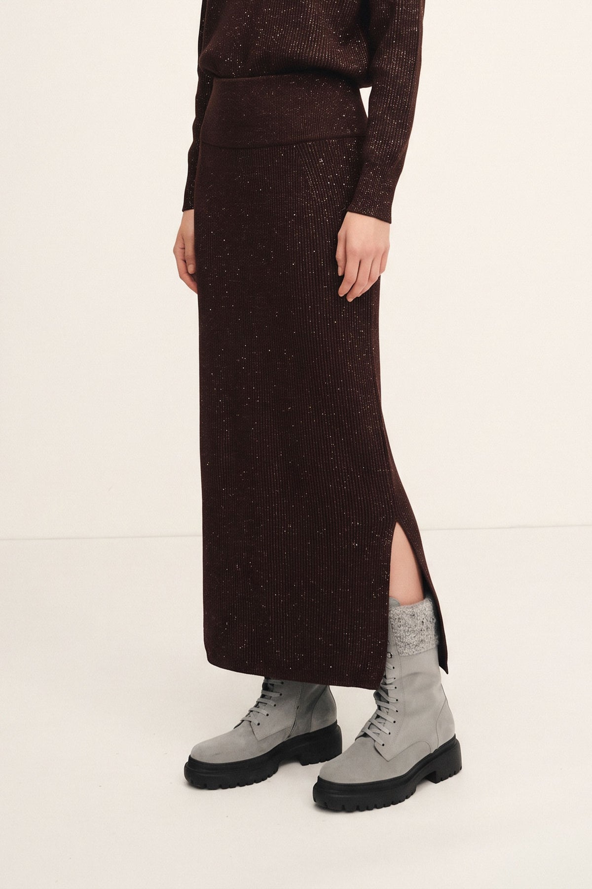 Shiny English knit skirt with slit