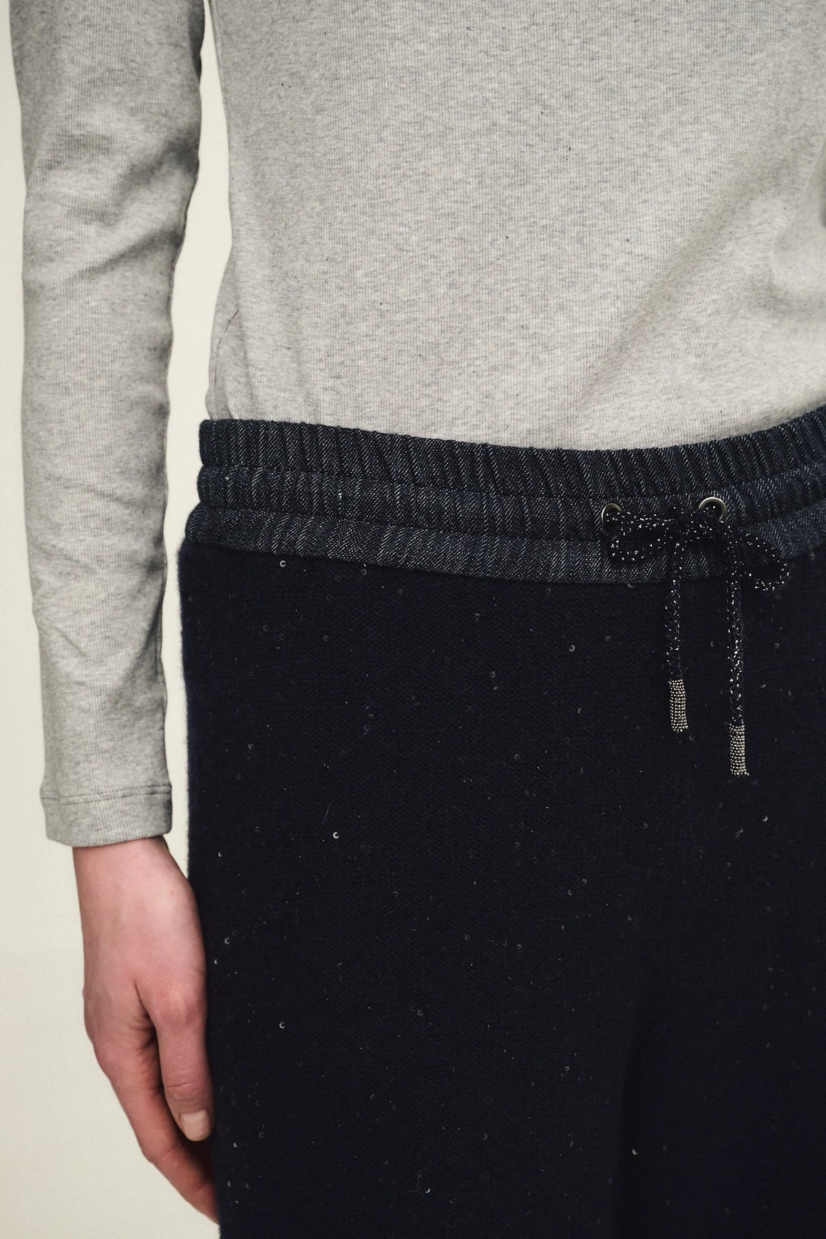 Pantaloni dazzling in maglia con dettagli in denim