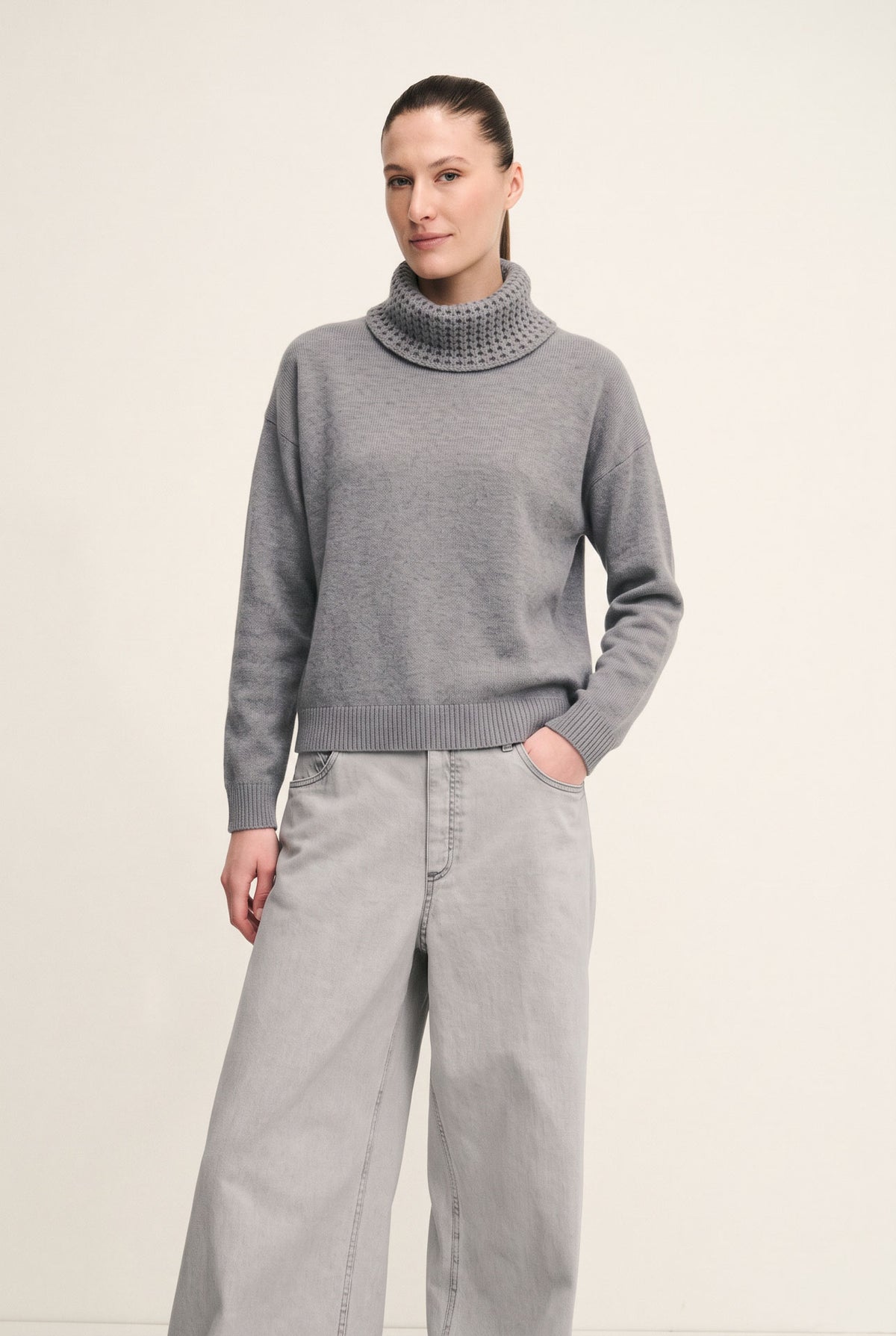 Dazzling sweater with crochet collar