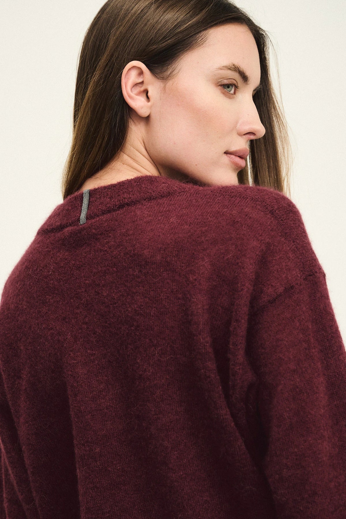 Maglia scollo a V in mohair e alpaca con monile