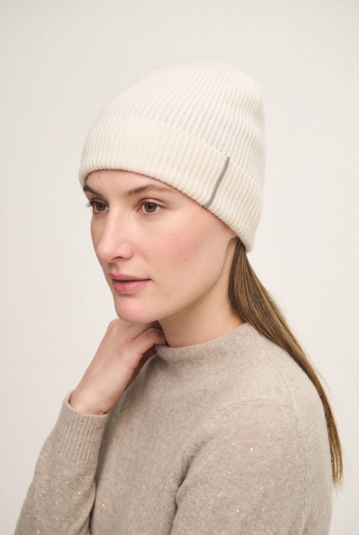 Cuffia in maglia inglese di cashmere con monile