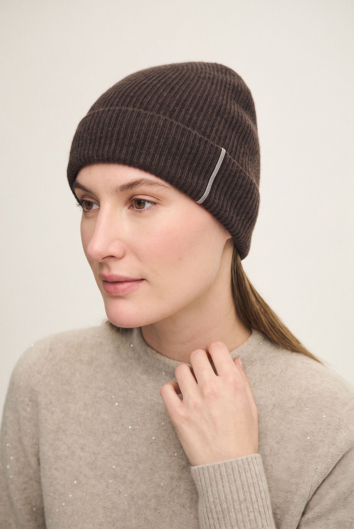 Cuffia in maglia inglese di cashmere con monile