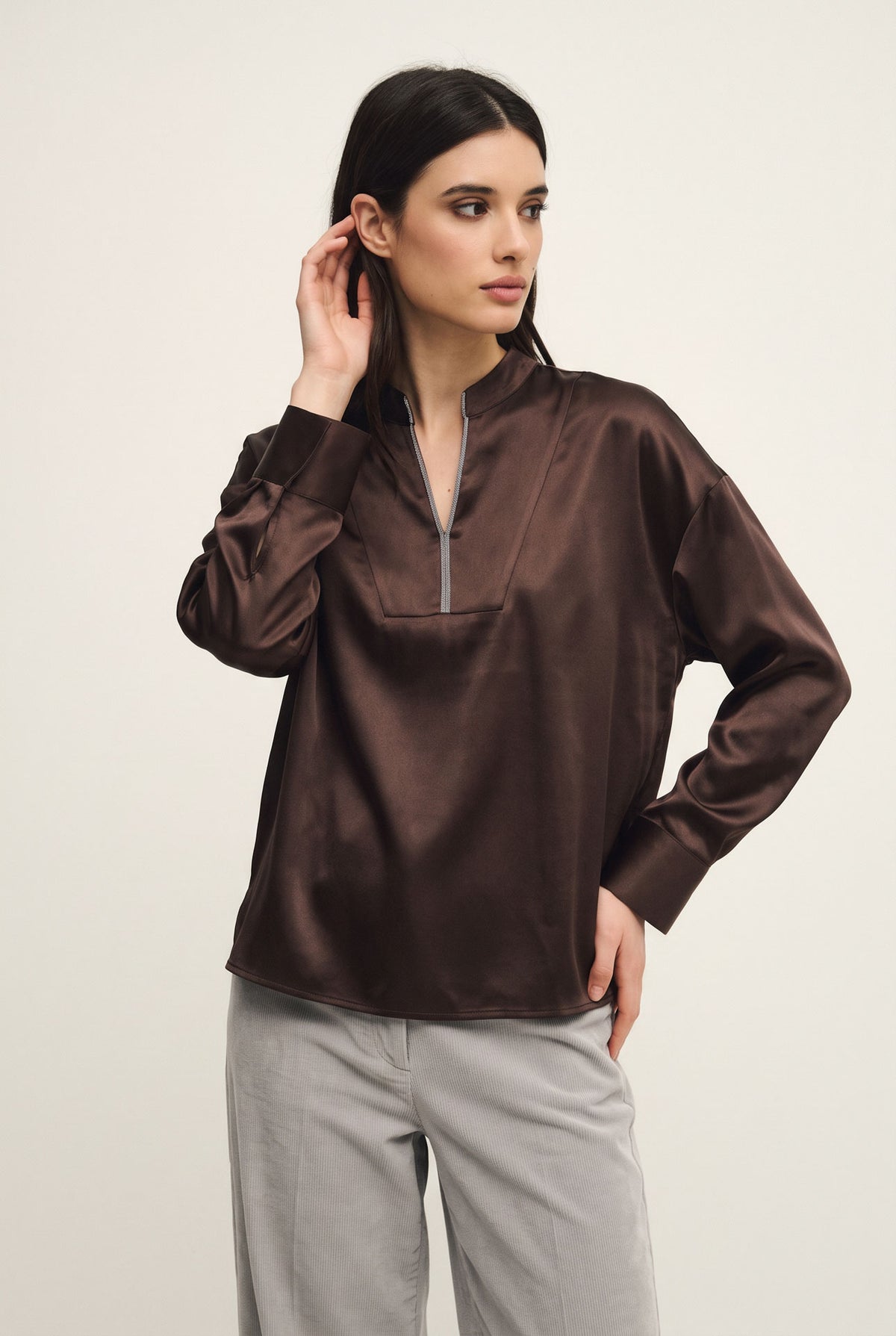 Top in seta con monile