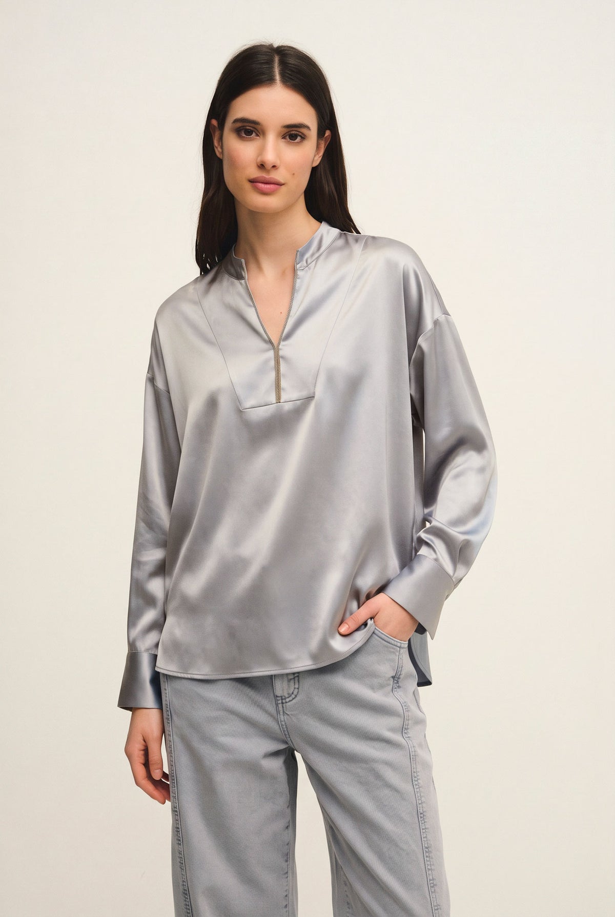 Top in seta con monile