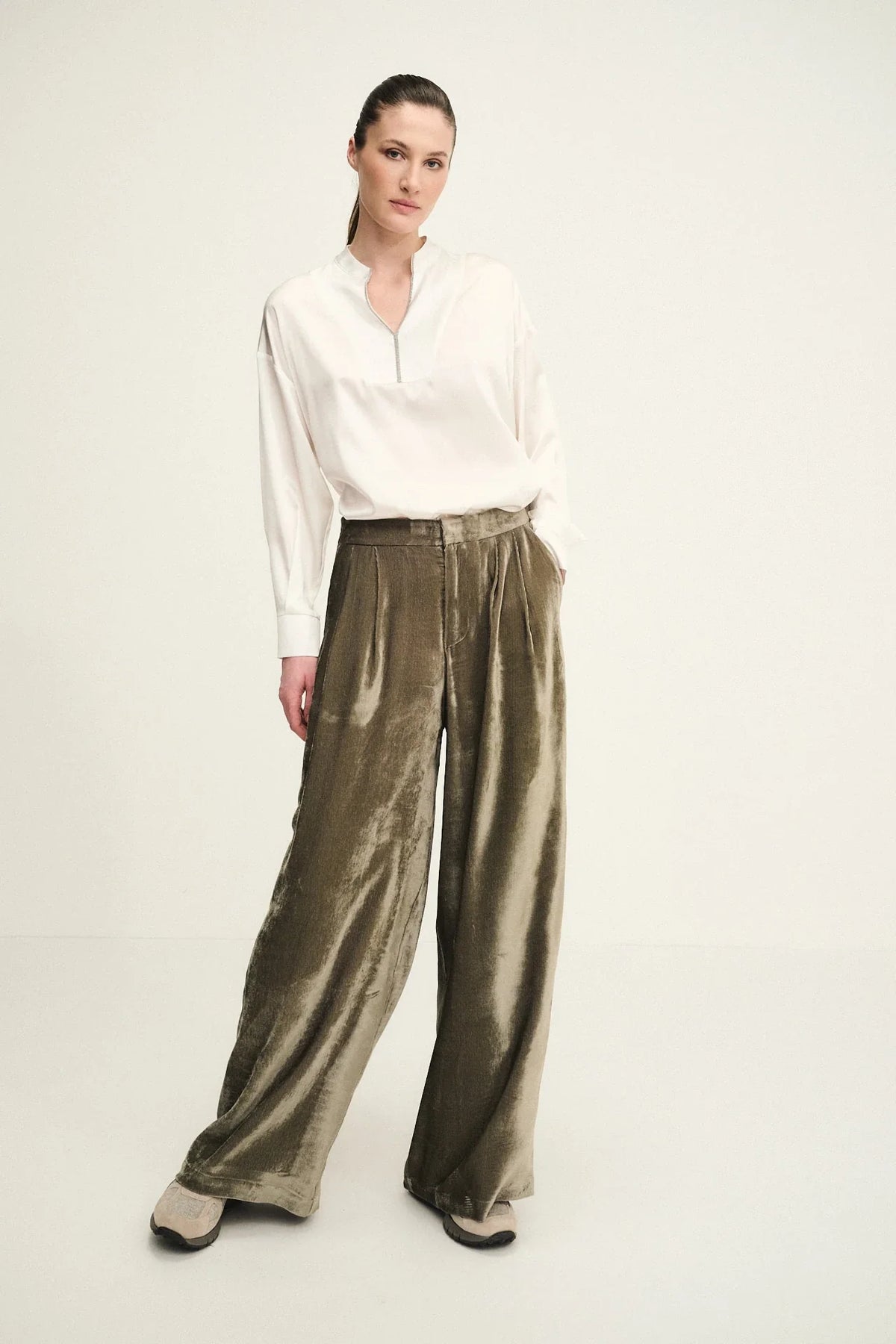 Pantaloni comfort in ciniglia con pinces