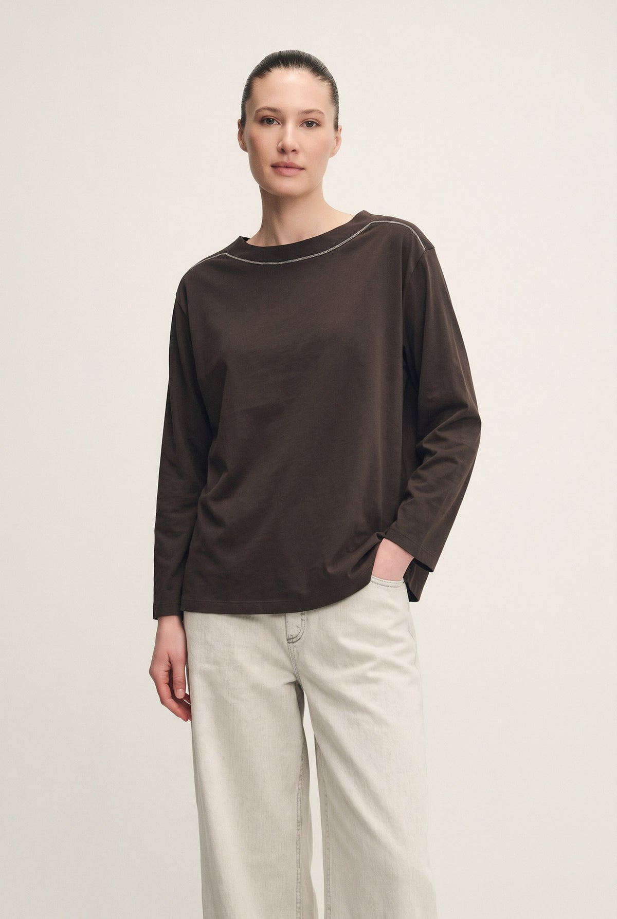 T-shirt morbida con scollo barca e manica lunga con monile