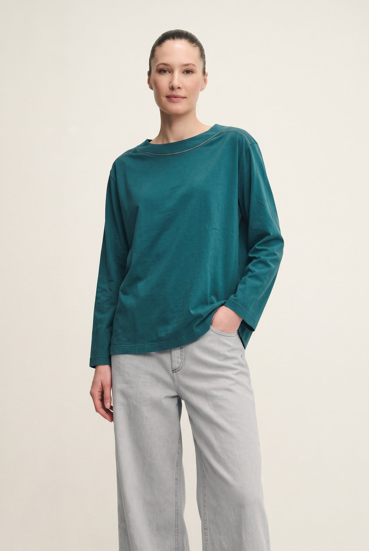 T-shirt morbida con scollo barca e manica lunga con monile
