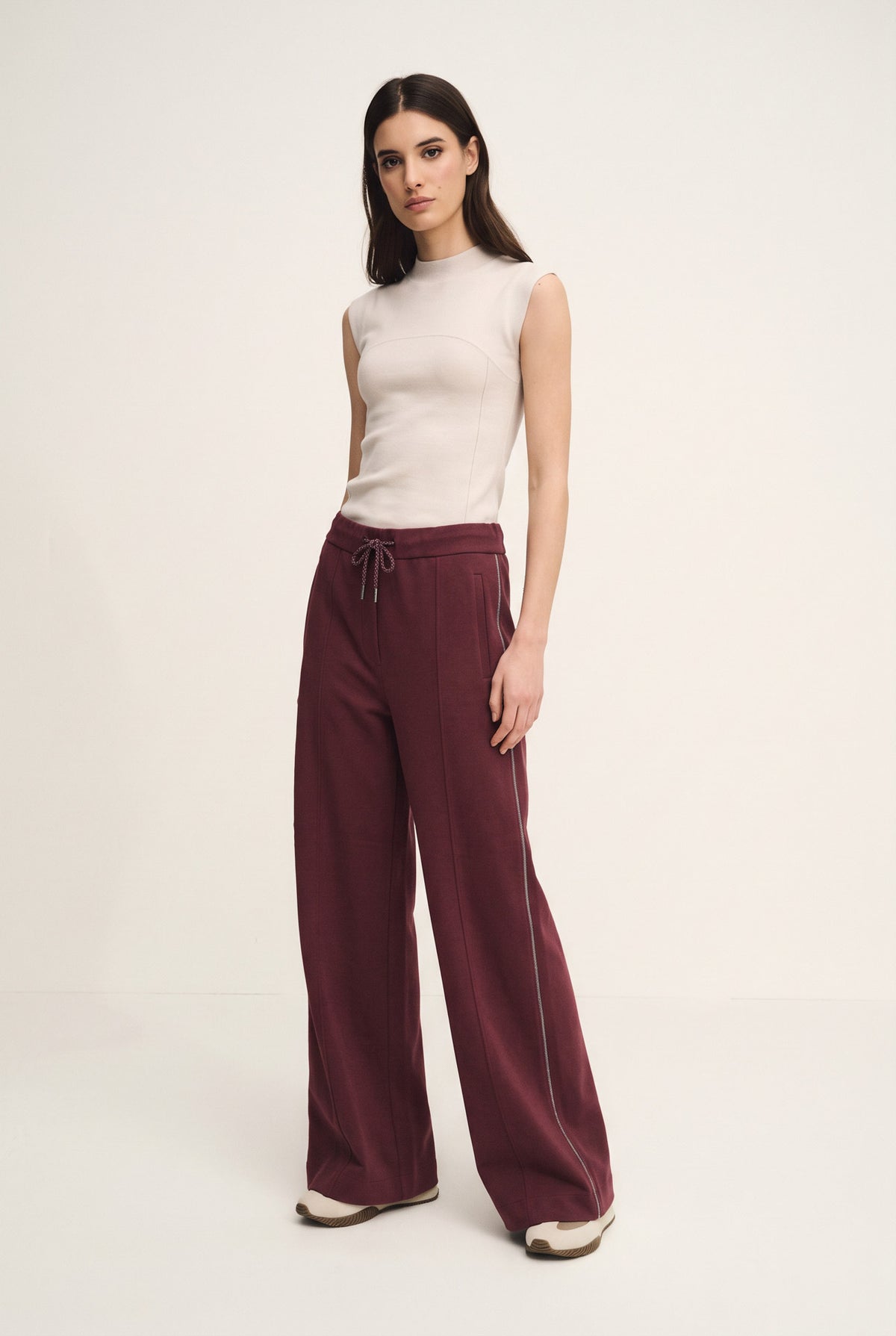 Pantaloni a palazzo in punto Milano con dettaglio in monile