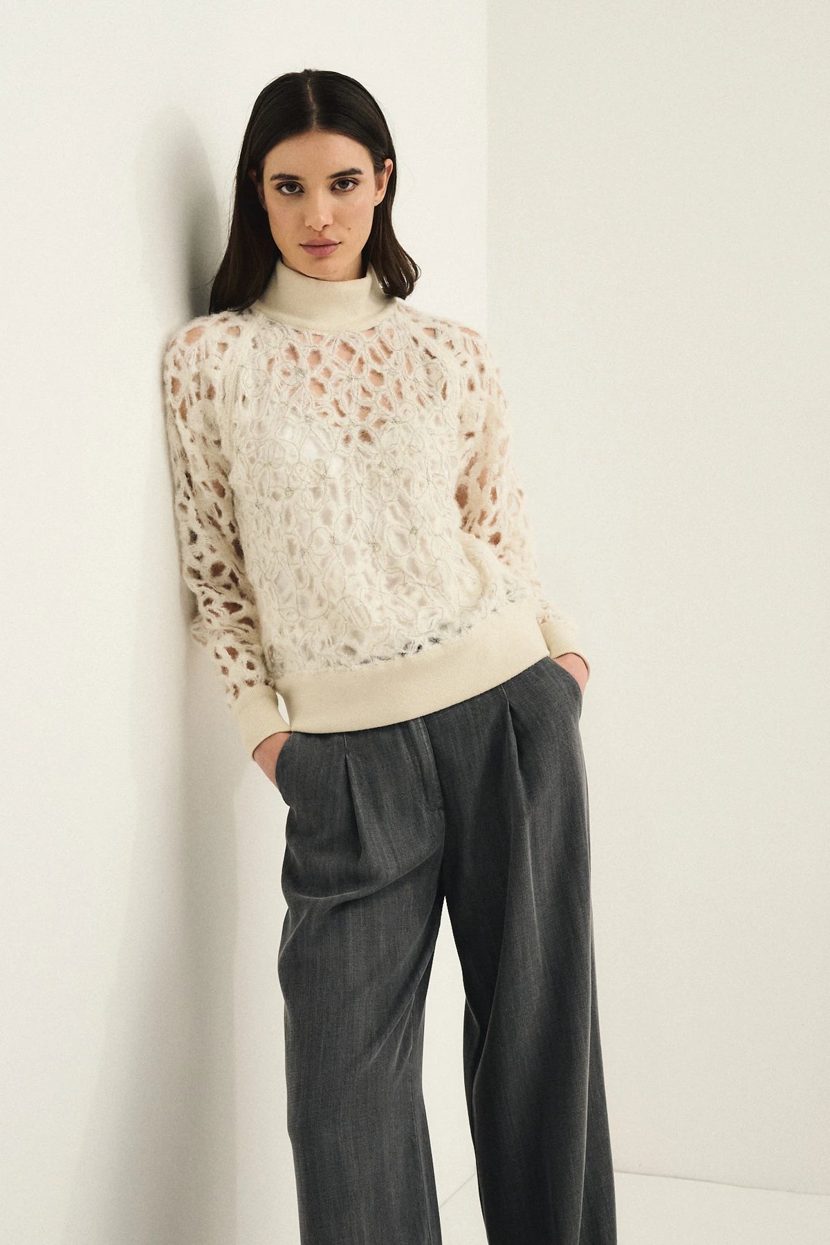 Top embroidery a collo alto
