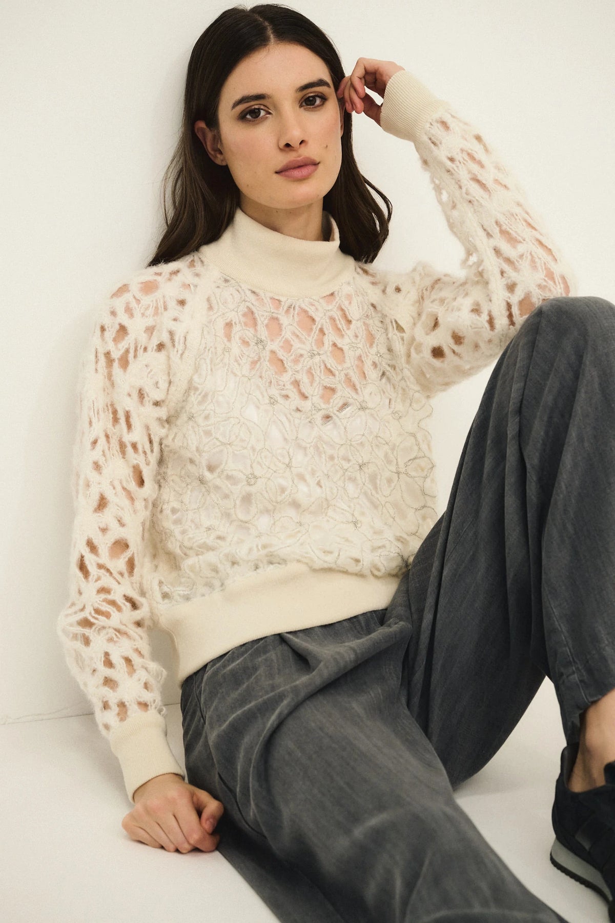 Top embroidery a collo alto