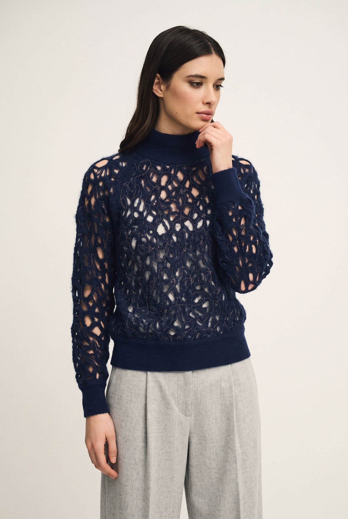Top embroidery a collo alto