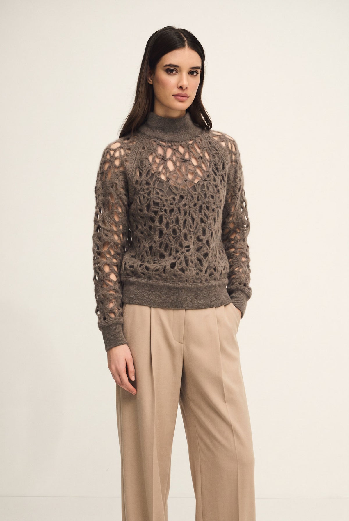 Top embroidery a collo alto