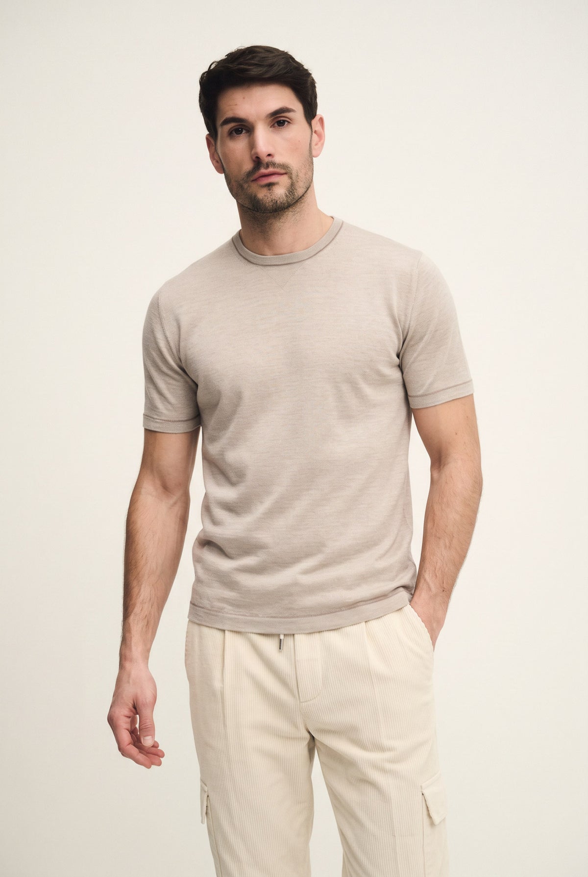 T-shirt in maglia in lana vergine e seta con dettagli bicolore