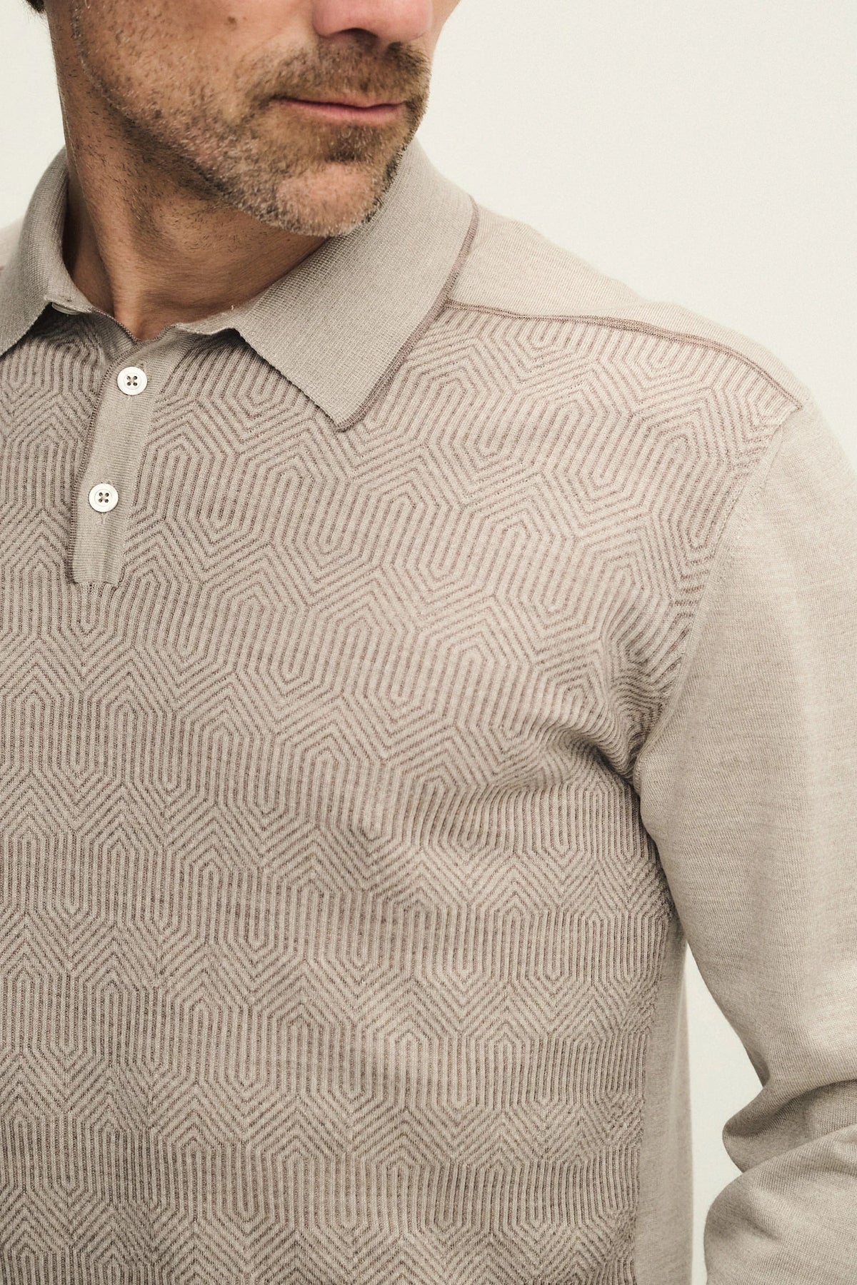 Polo bottoni con fantasia geometrica