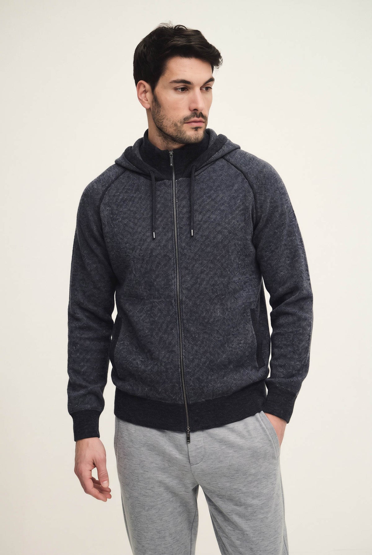 Topwear con cappuccio e maniche a raglan