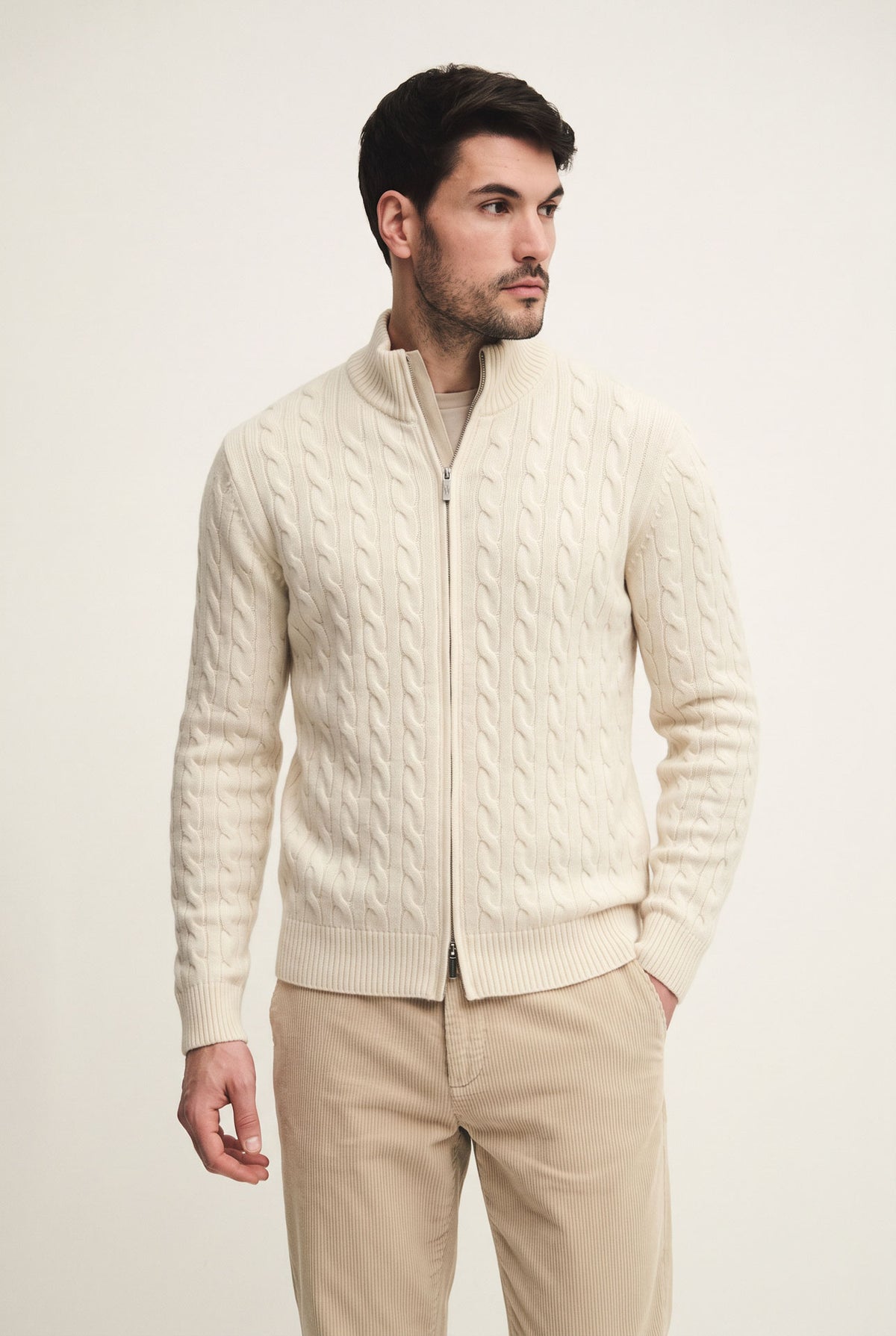 Cardigan collo alto con lavorazione a trecce e chiusura con zip