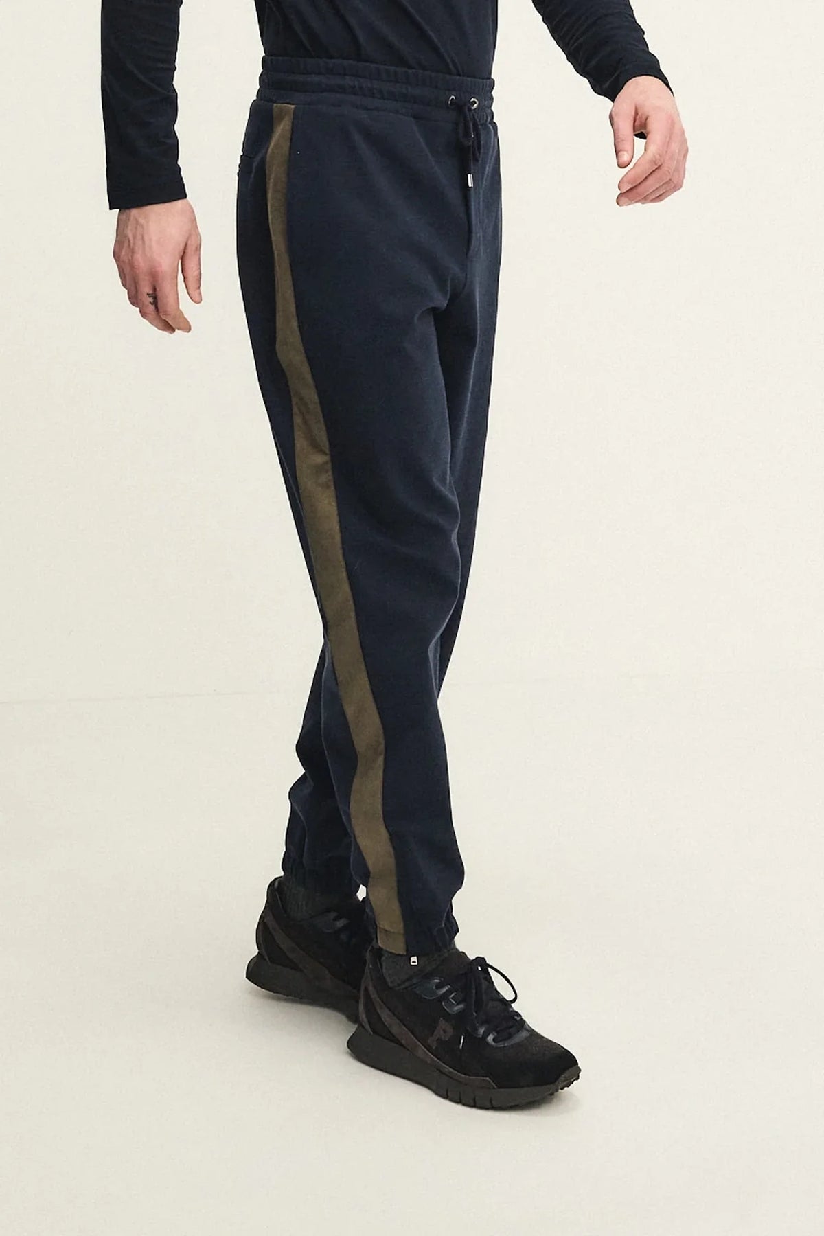 Pantalone pullup in cotone tecnico con inserto in alcantara