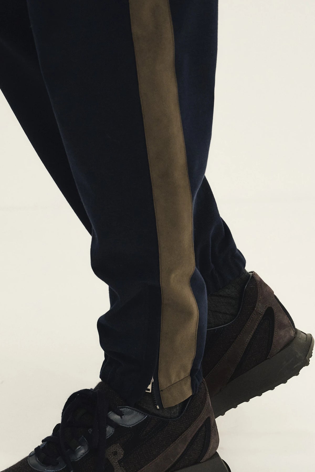 Pantalone pullup in cotone tecnico con inserto in alcantara