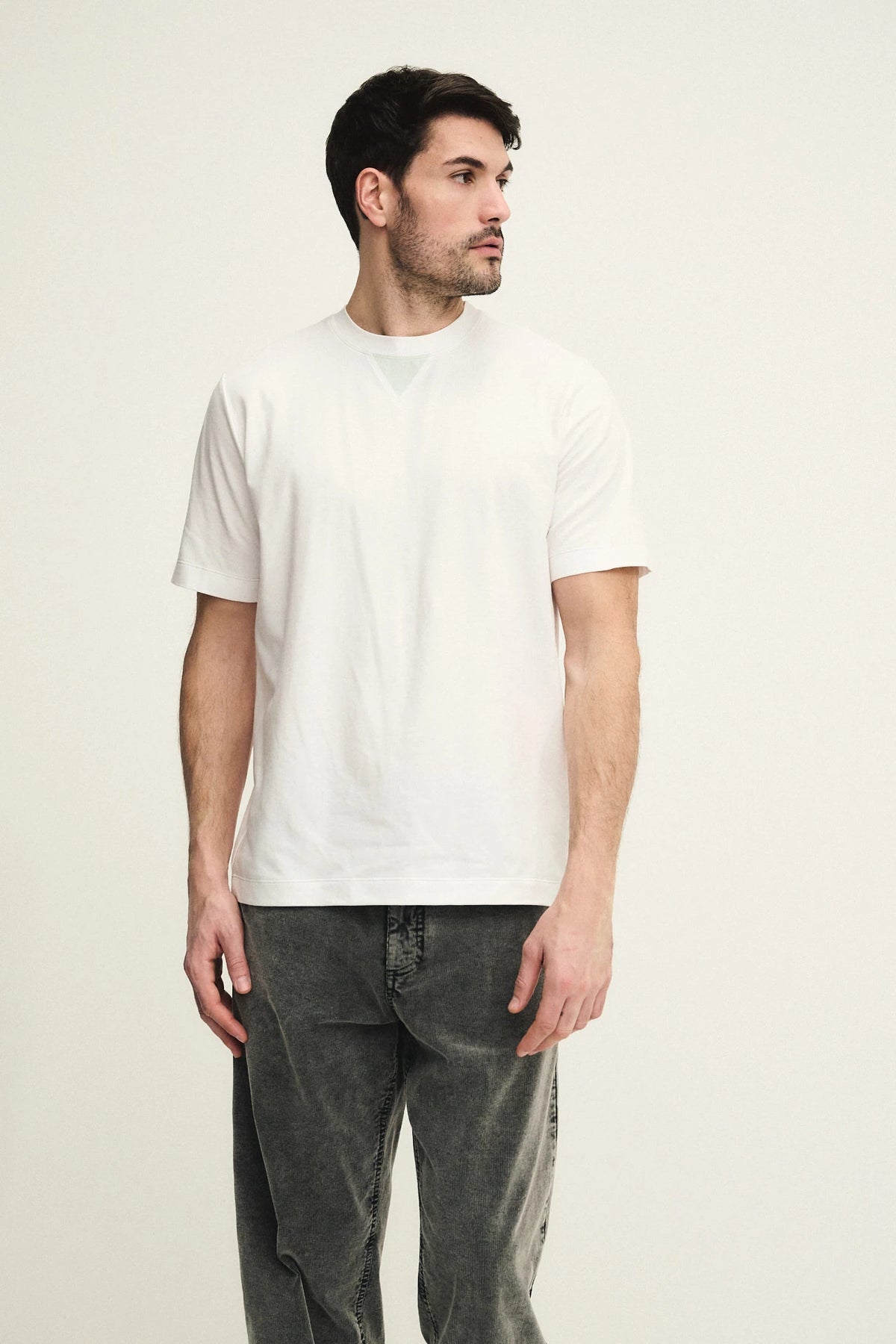 T-shirt girocollo con dettaglio in alcantara