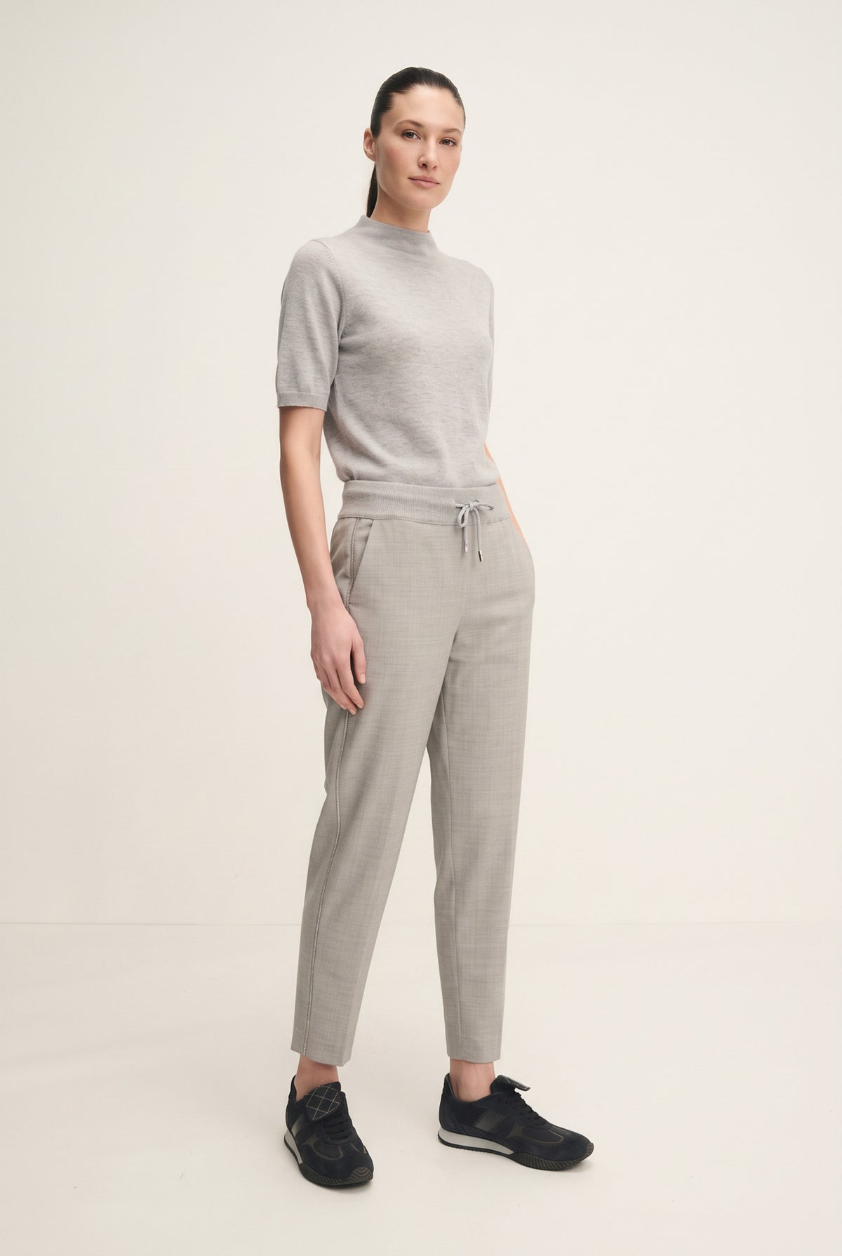 Pantalone a sigaretta in fresco lana con monile