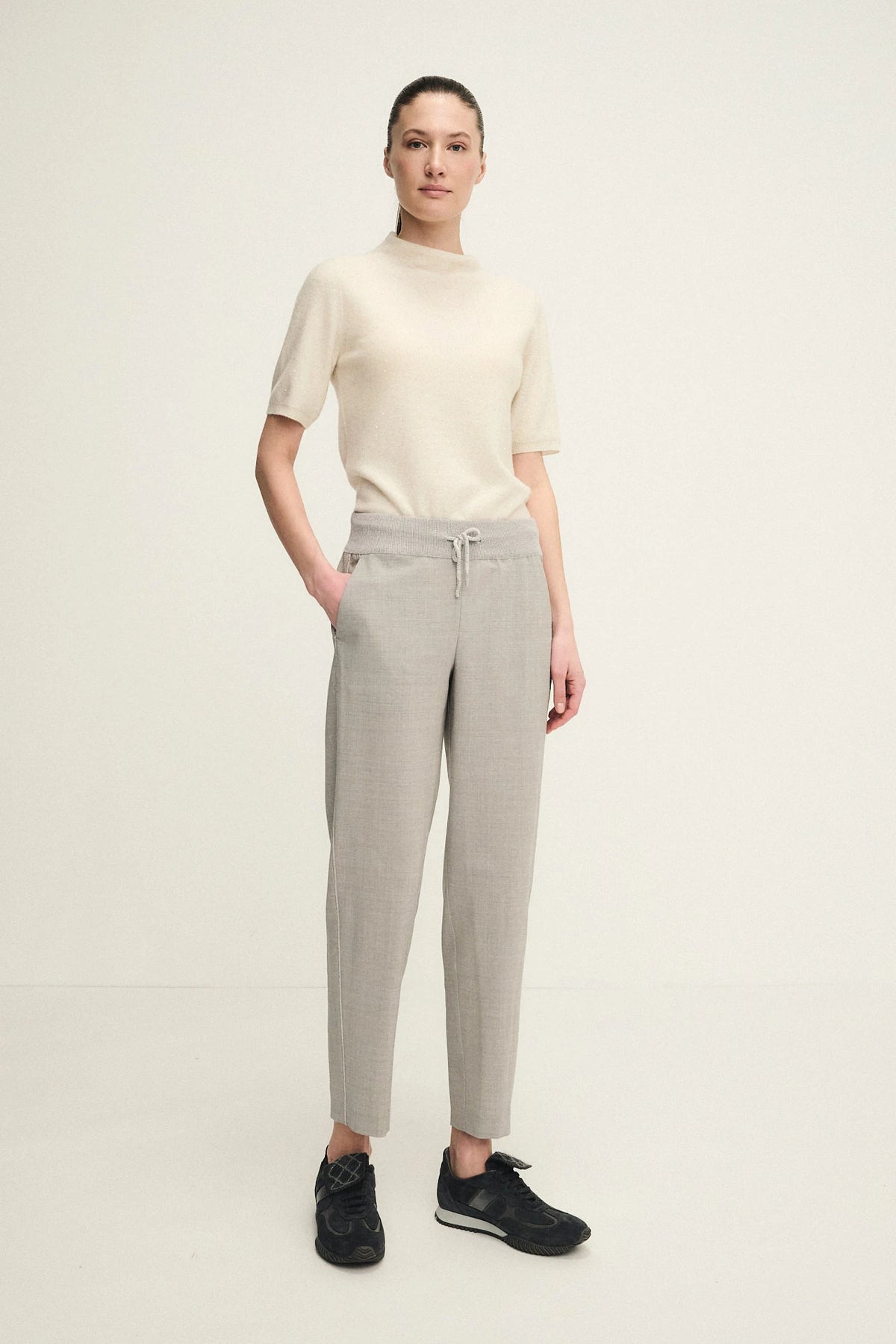 Pantalone a sigaretta in fresco lana con monile