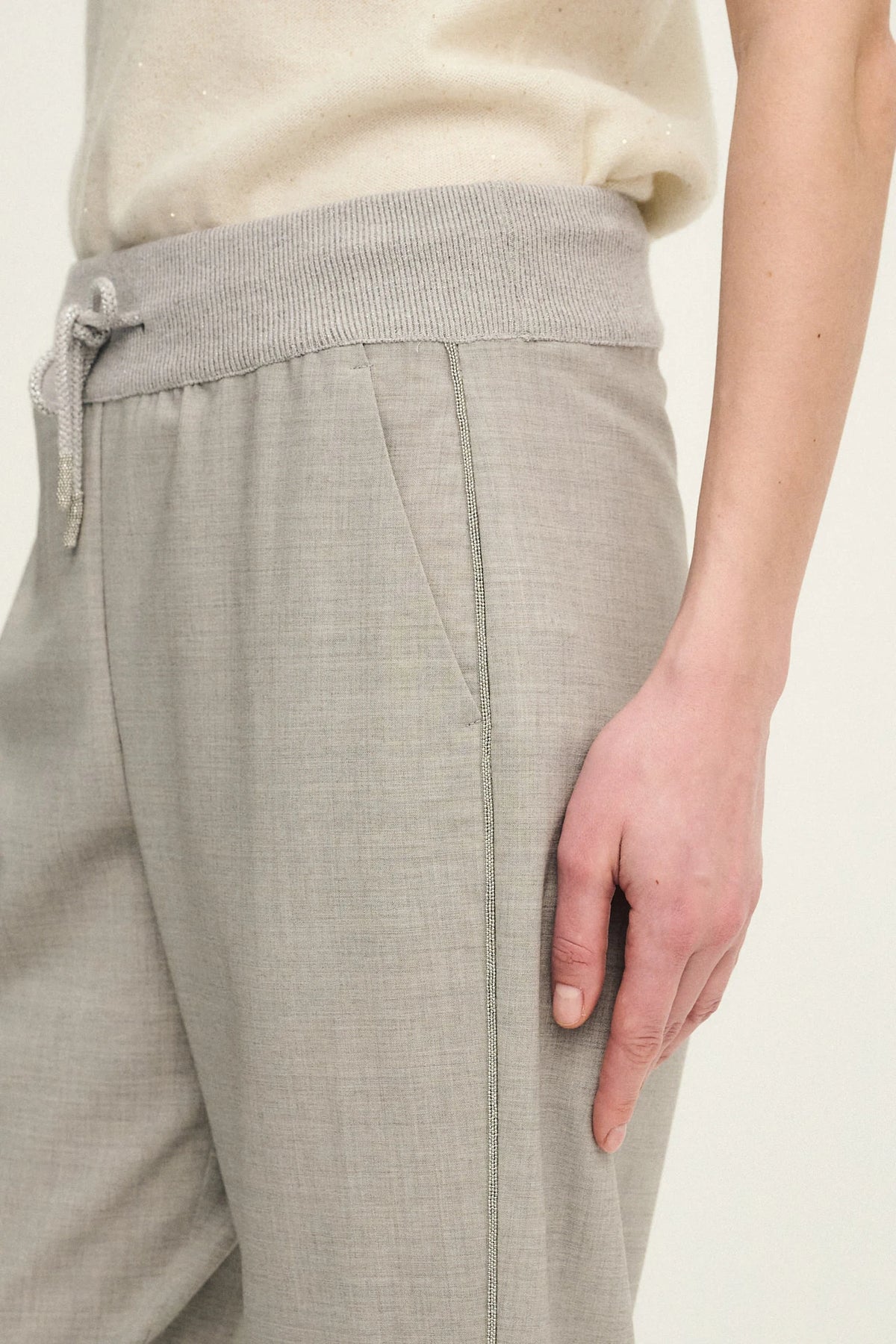 Pantalone a sigaretta in fresco lana con monile