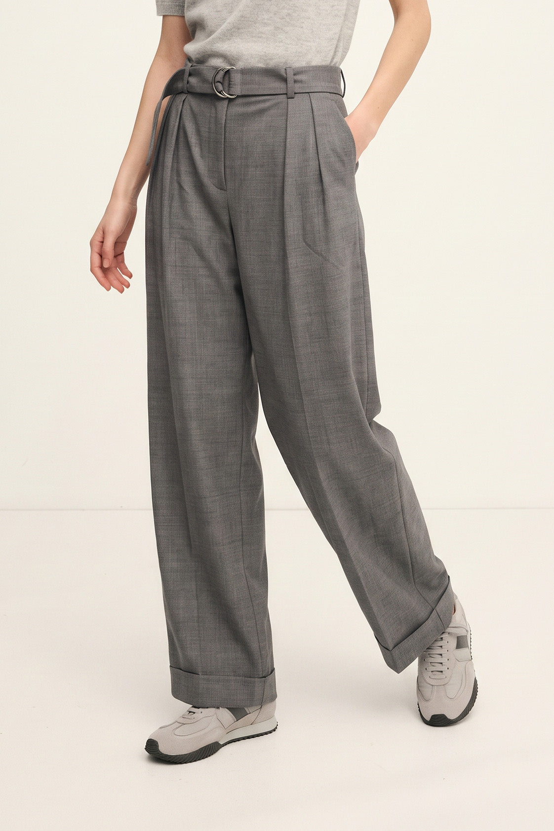 Pantaloni in fresco lana con pinces e cinta