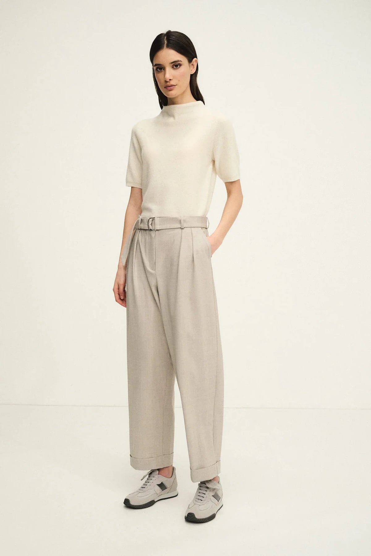 Pantaloni in fresco lana con pinces e cinta