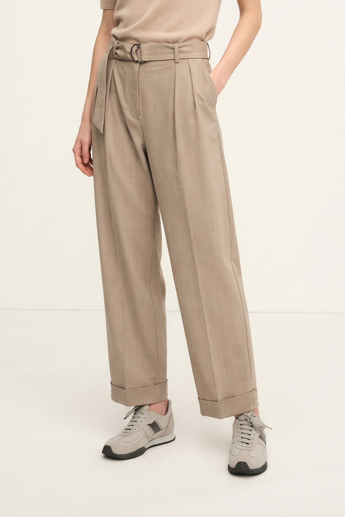 Pantaloni in fresco lana con pinces e cinta