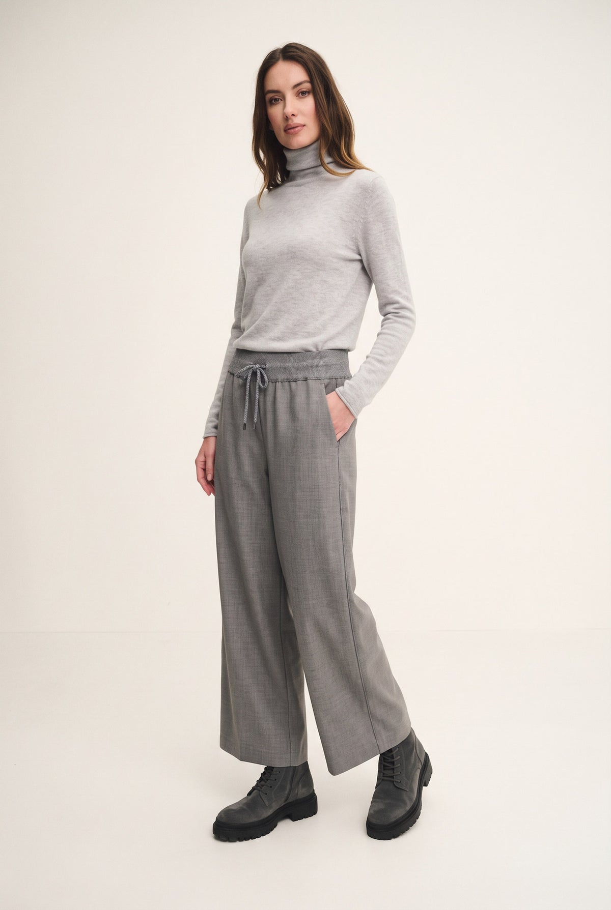 Pantalone palazzo cropped in fresco lana con monile