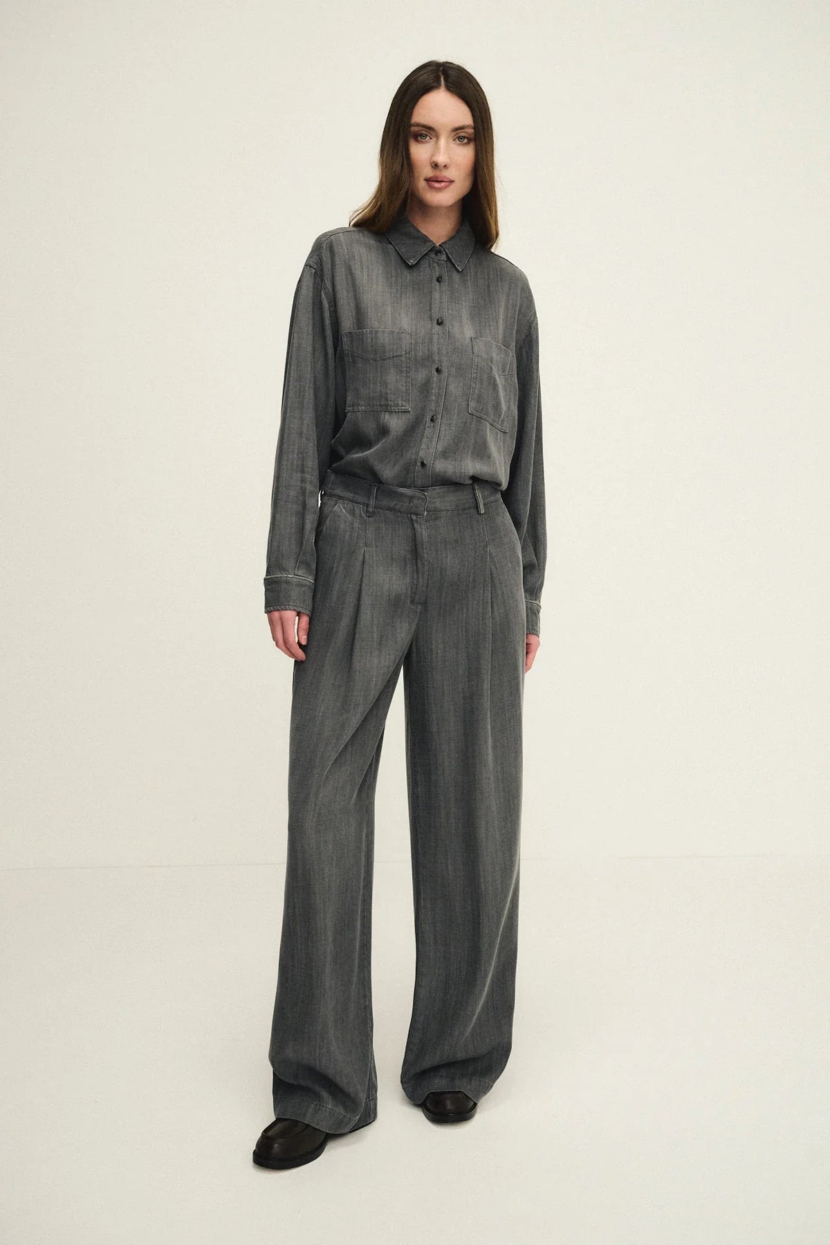 Garment-dyed fluid trousers