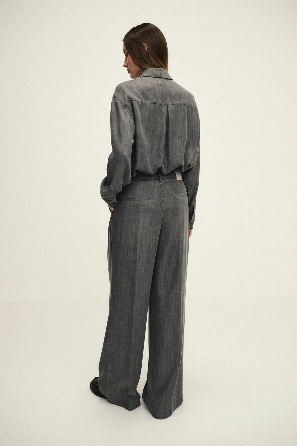 Garment-dyed fluid trousers
