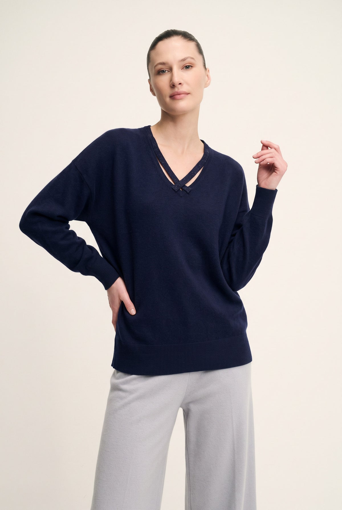 Scollo V con incrocio in lana, seta cashmere