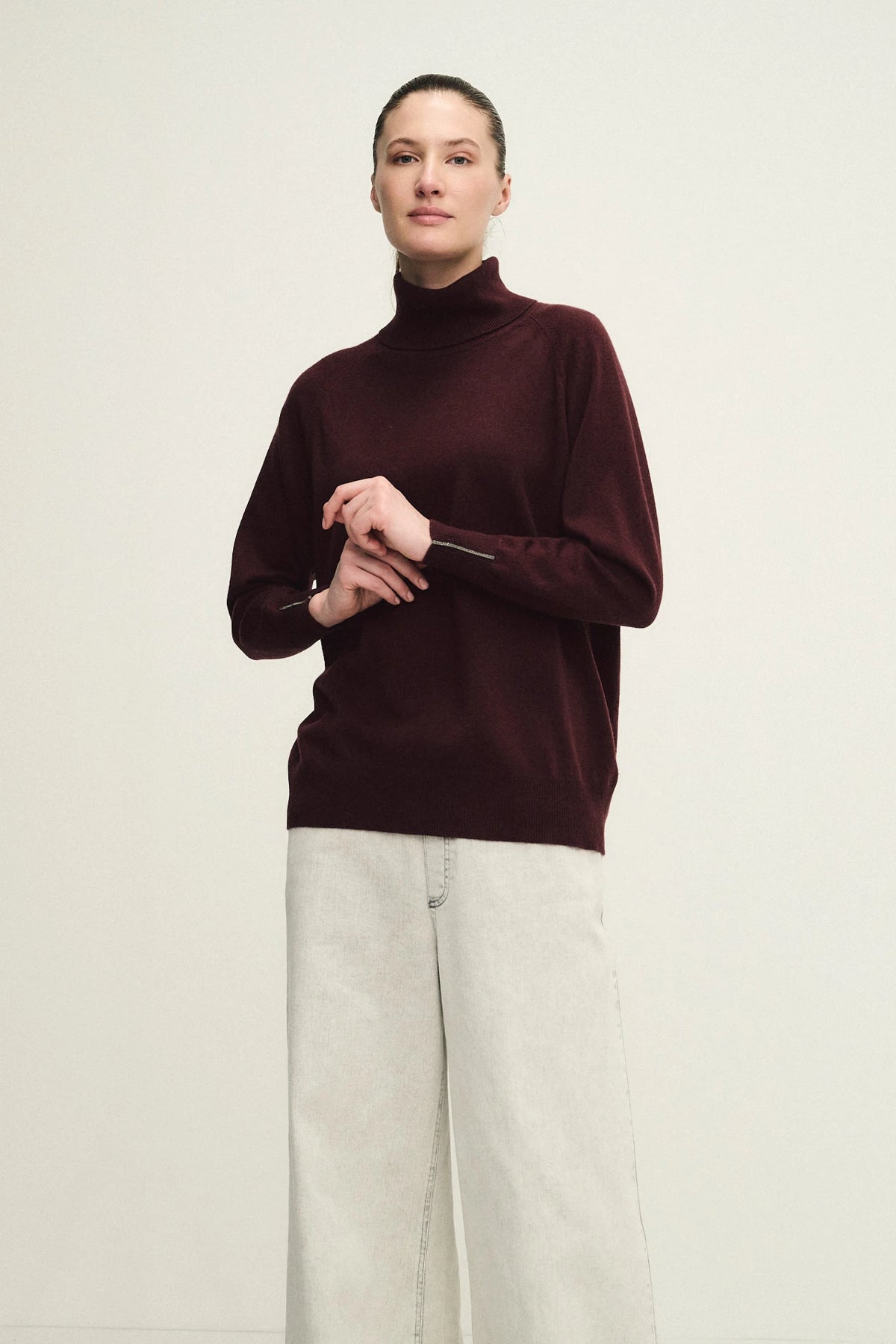 Maglia a collo alto in lana, seta e cashmere con monile