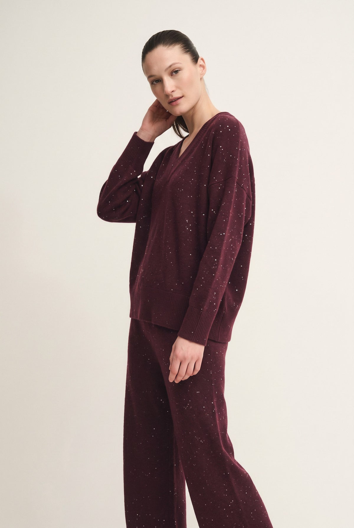Dazzling round-neck top with side slits on the bottom