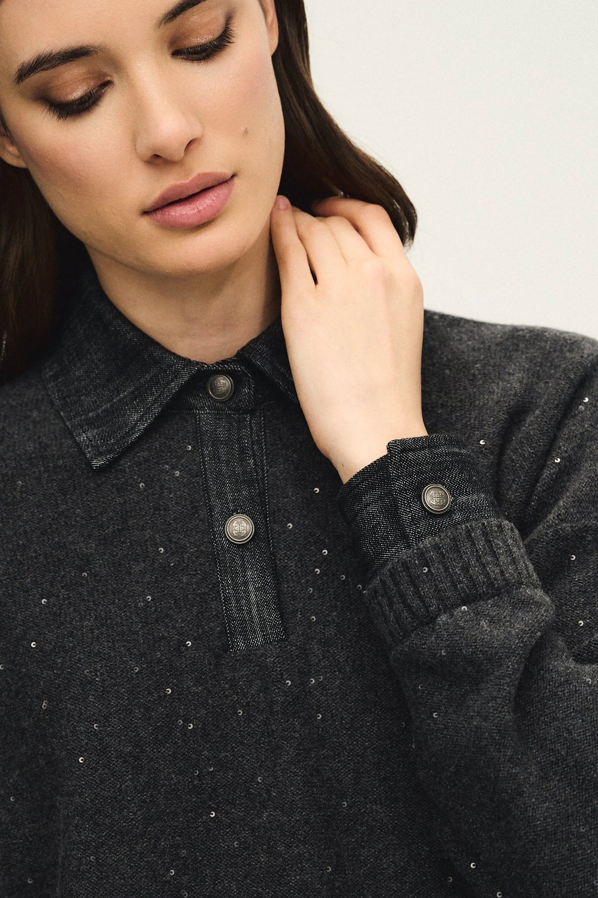 Polo dazzling in maglia con dettagli in denim