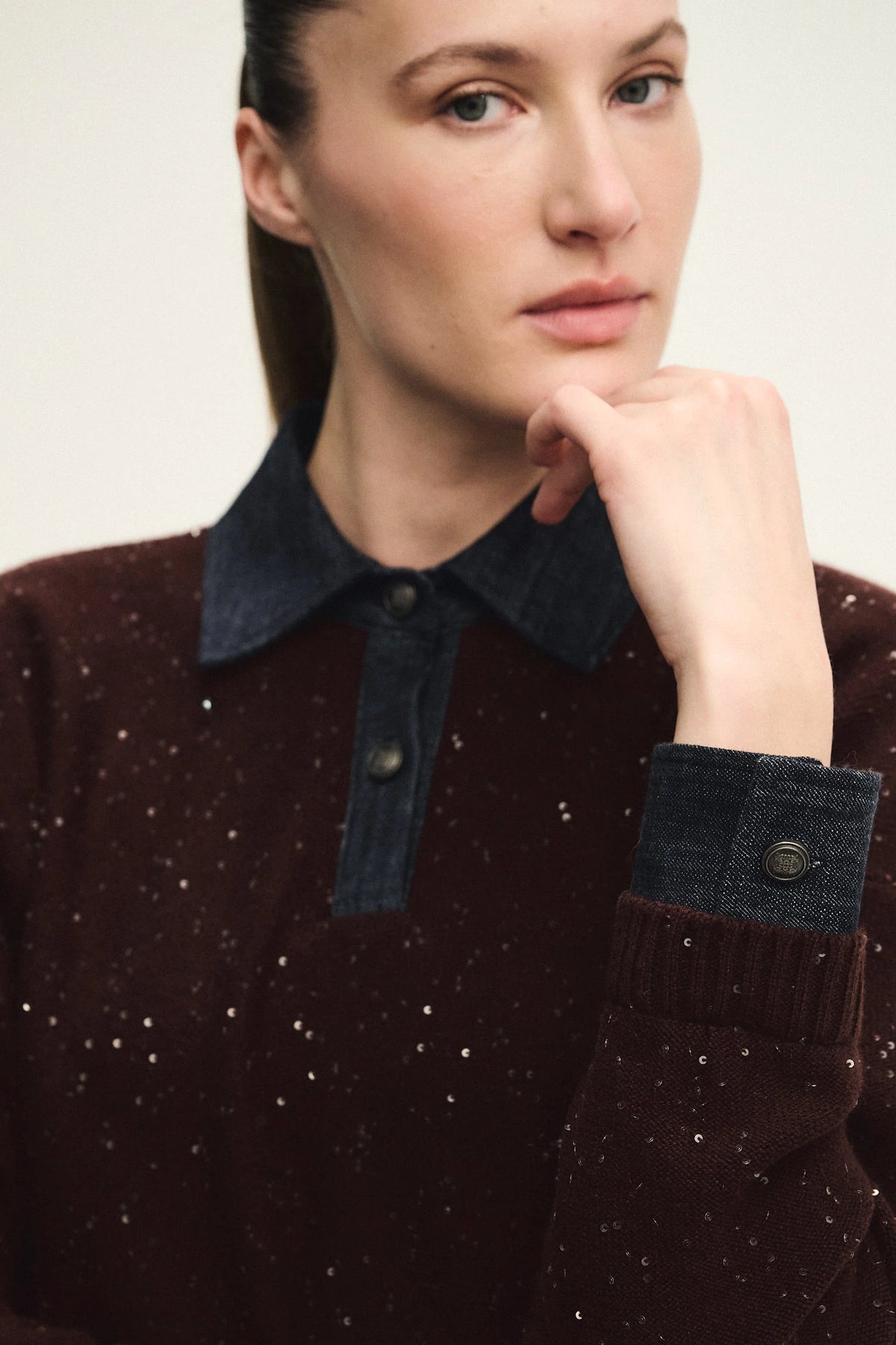Polo dazzling in maglia con dettagli in denim
