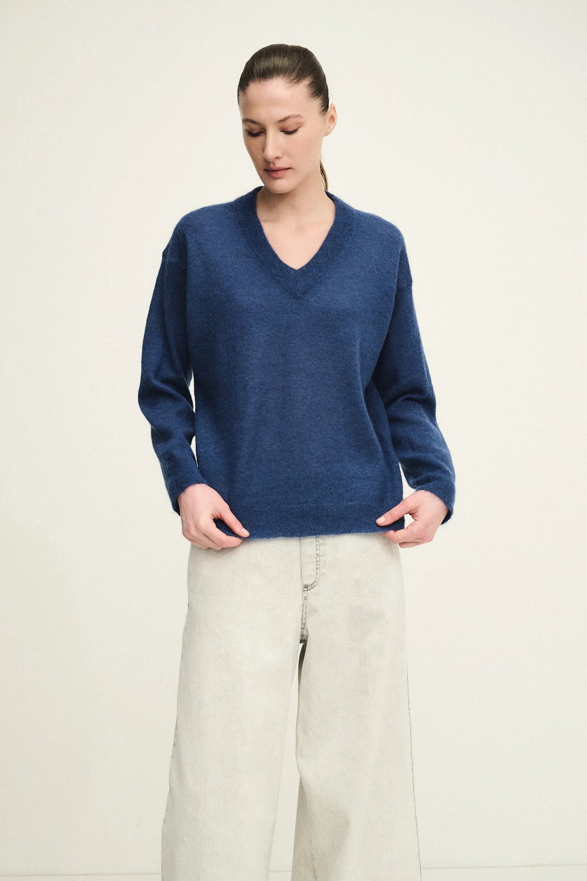 Maglia scollo a V in mohair e alpaca con monile
