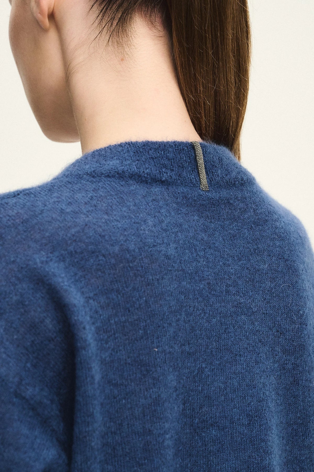 Maglia scollo a V in mohair e alpaca con monile