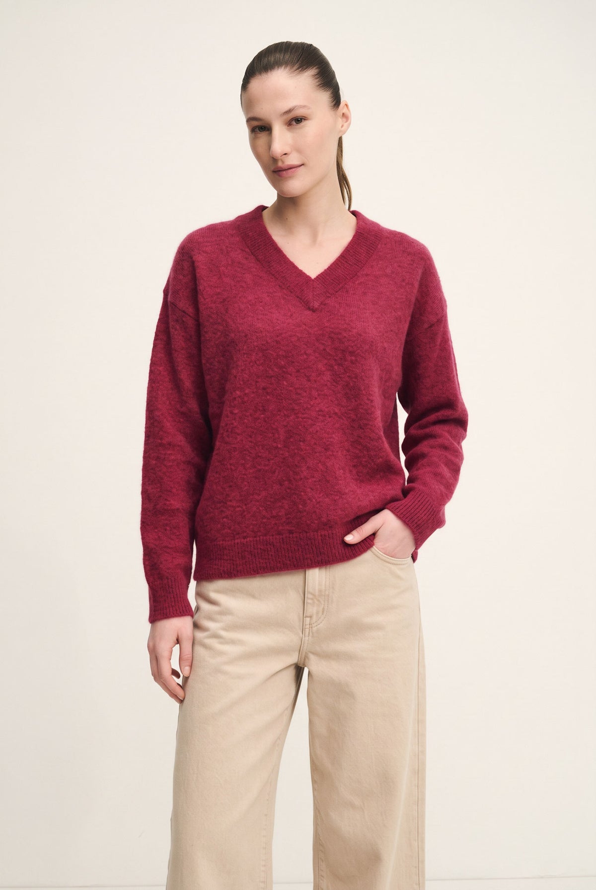 Maglia scollo a V in mohair e alpaca con monile
