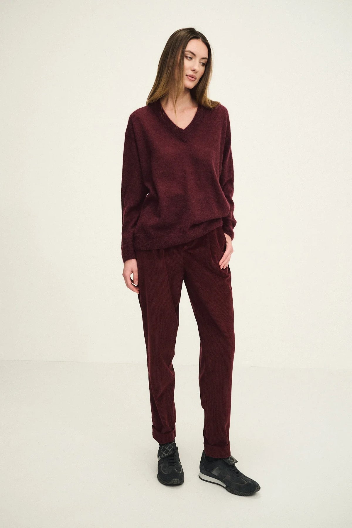 Maglia scollo a V in mohair e alpaca con monile