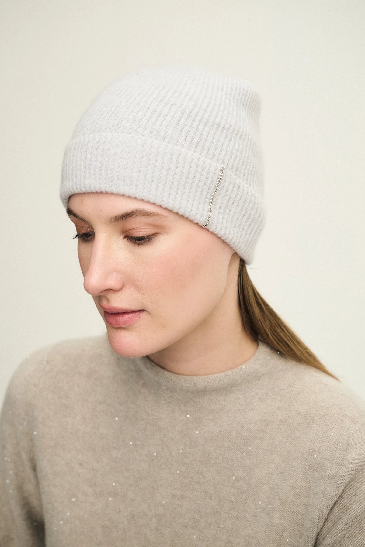 Cuffia in maglia inglese di cashmere con monile