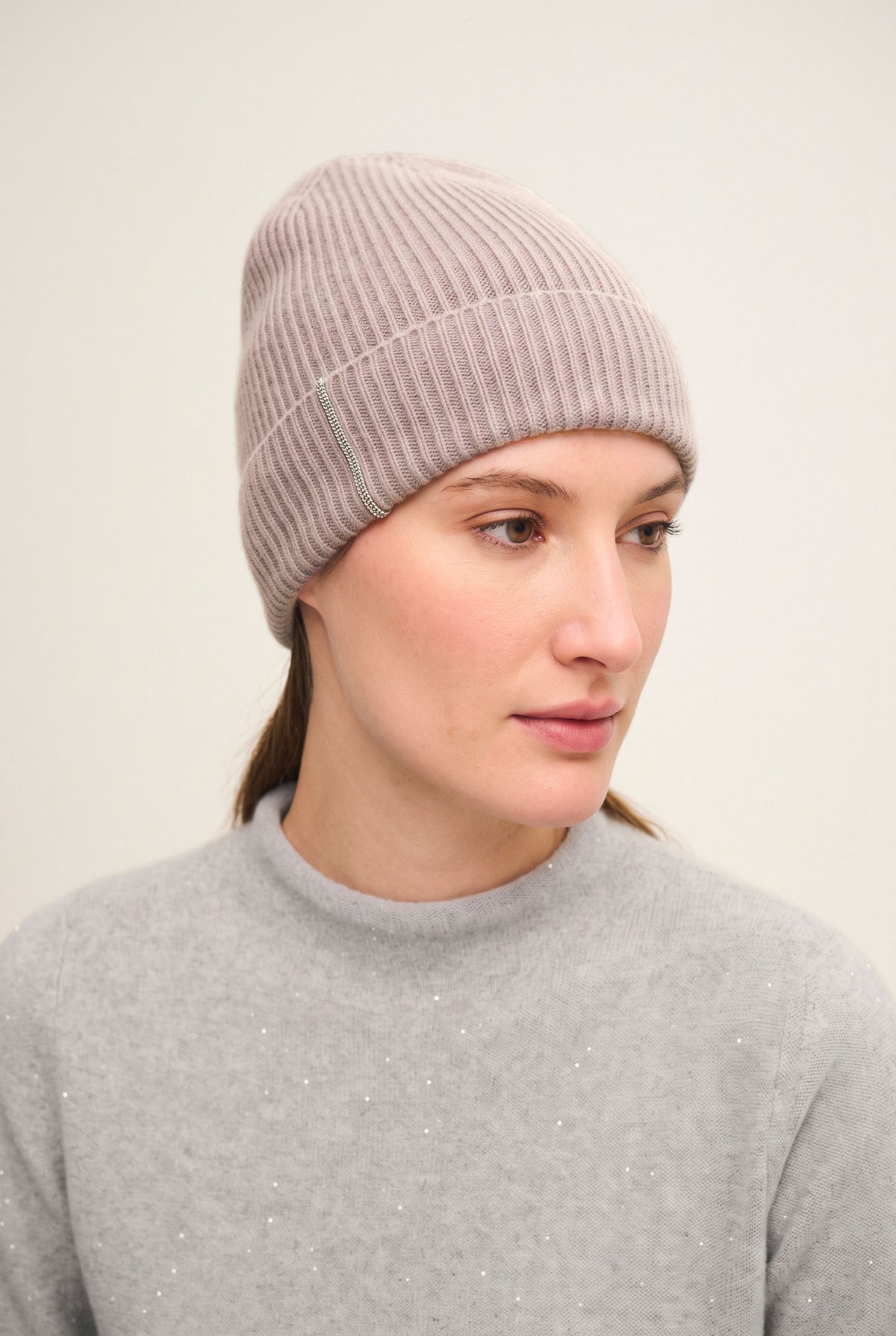 Cuffia in maglia inglese di cashmere con monile