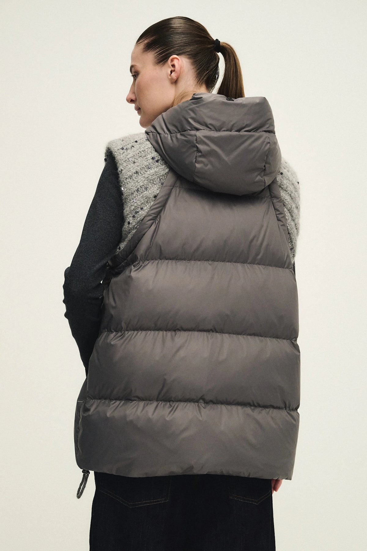 Sleeveless down jacket with hood