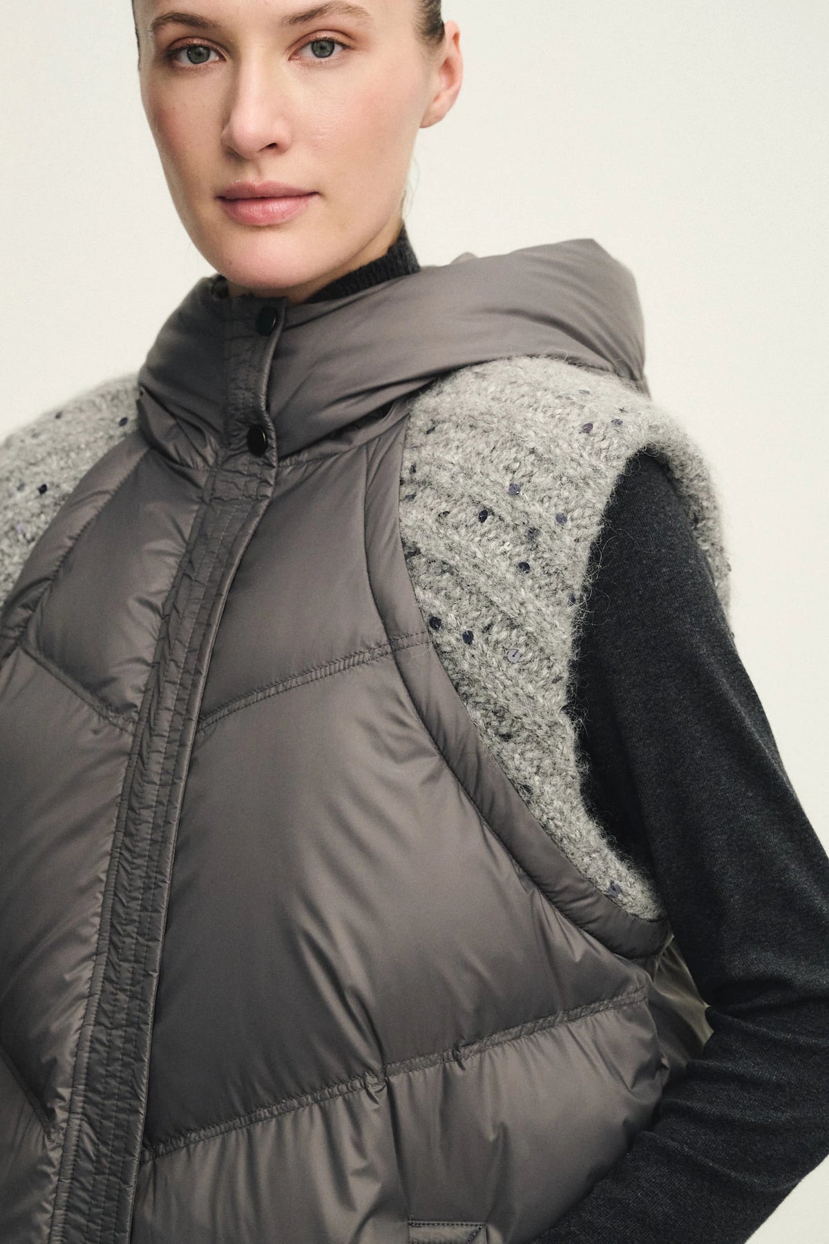 Sleeveless down jacket with hood