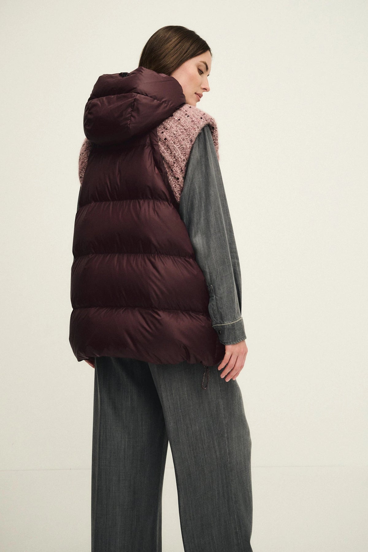Sleeveless down jacket with hood