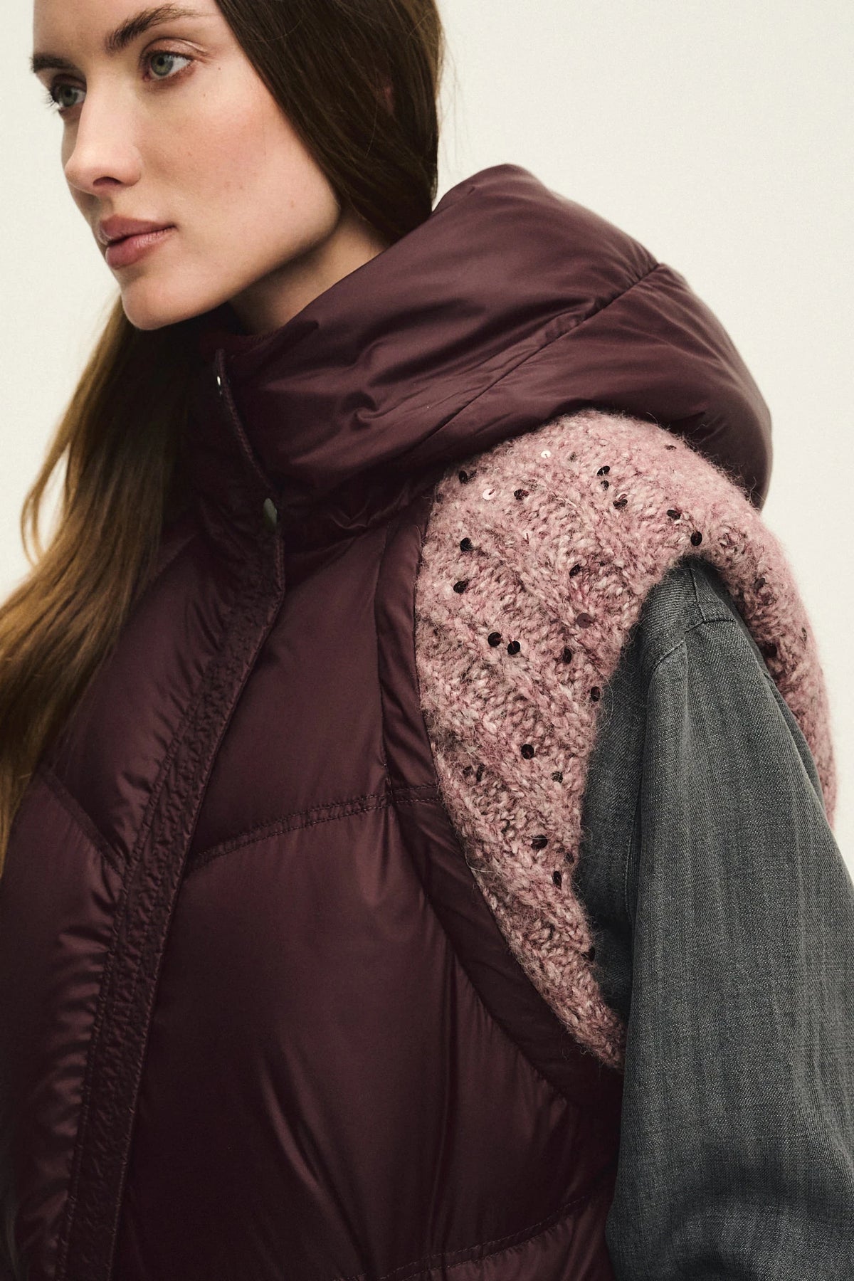Sleeveless down jacket with hood
