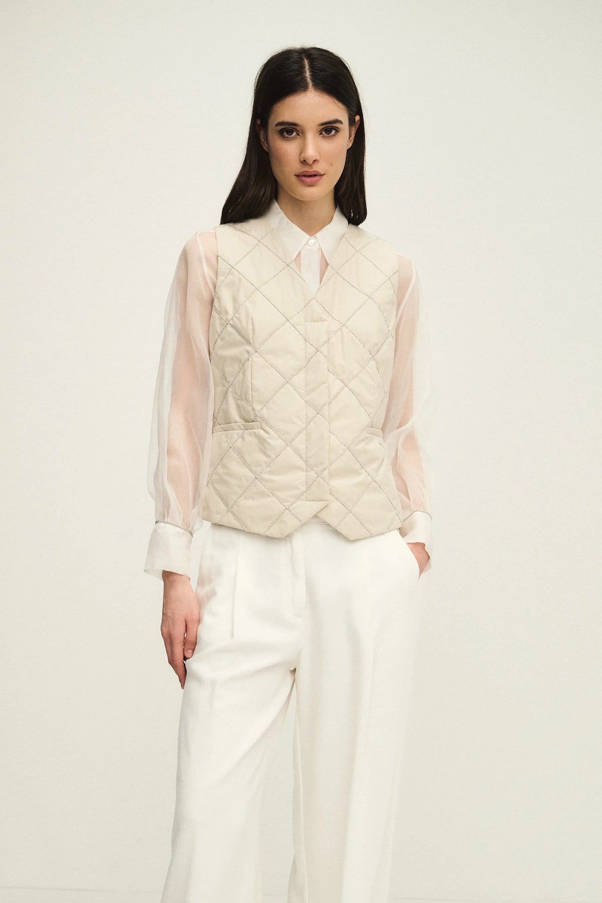 Gilet trapuntato con mohair e monile