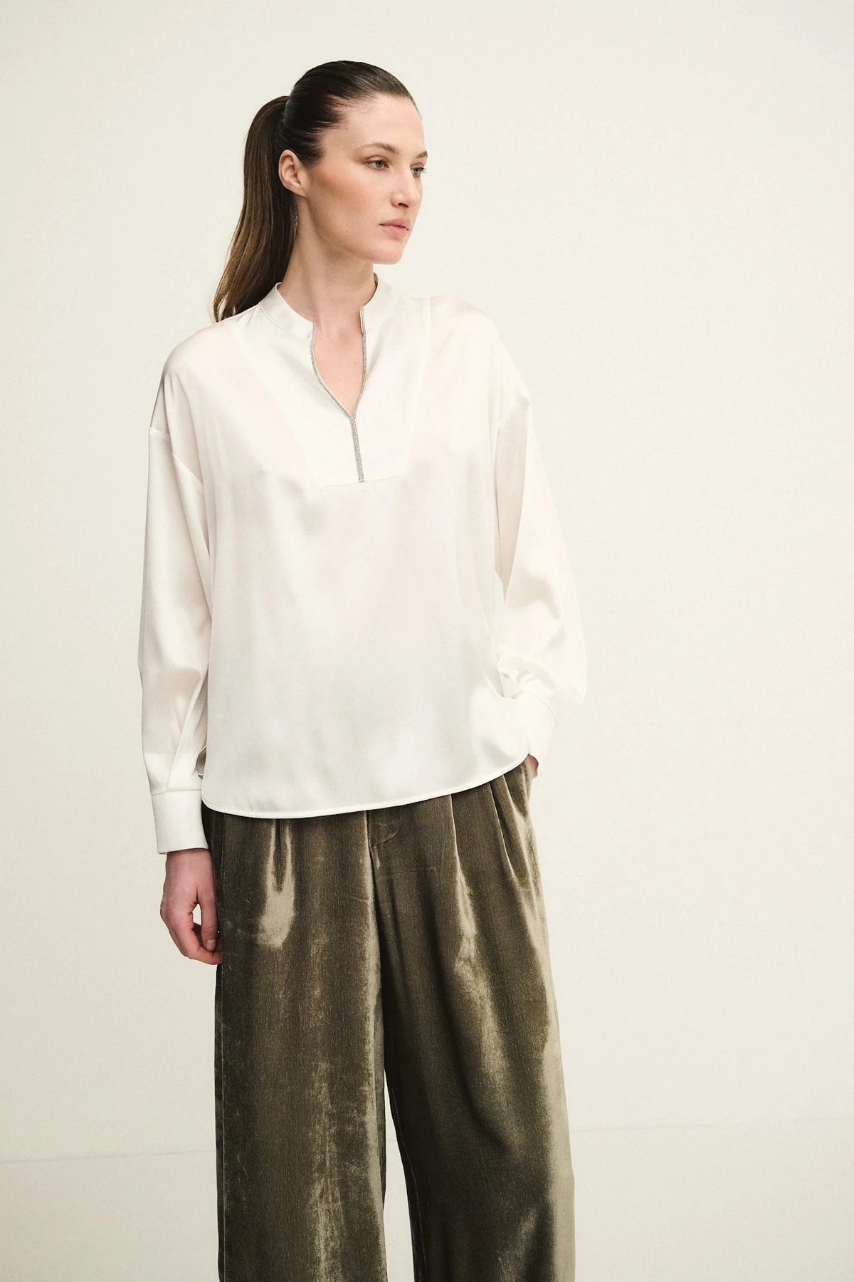 Top in seta con monile